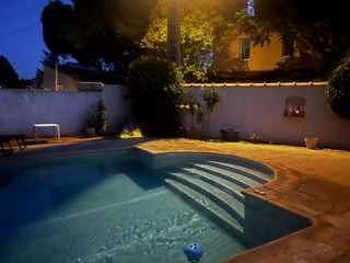 À la nuit tombée, le jardin autour de la piscine se pare d'un discret éclairage qui donne une ambiance très cosy pour passer des soirées agréables.