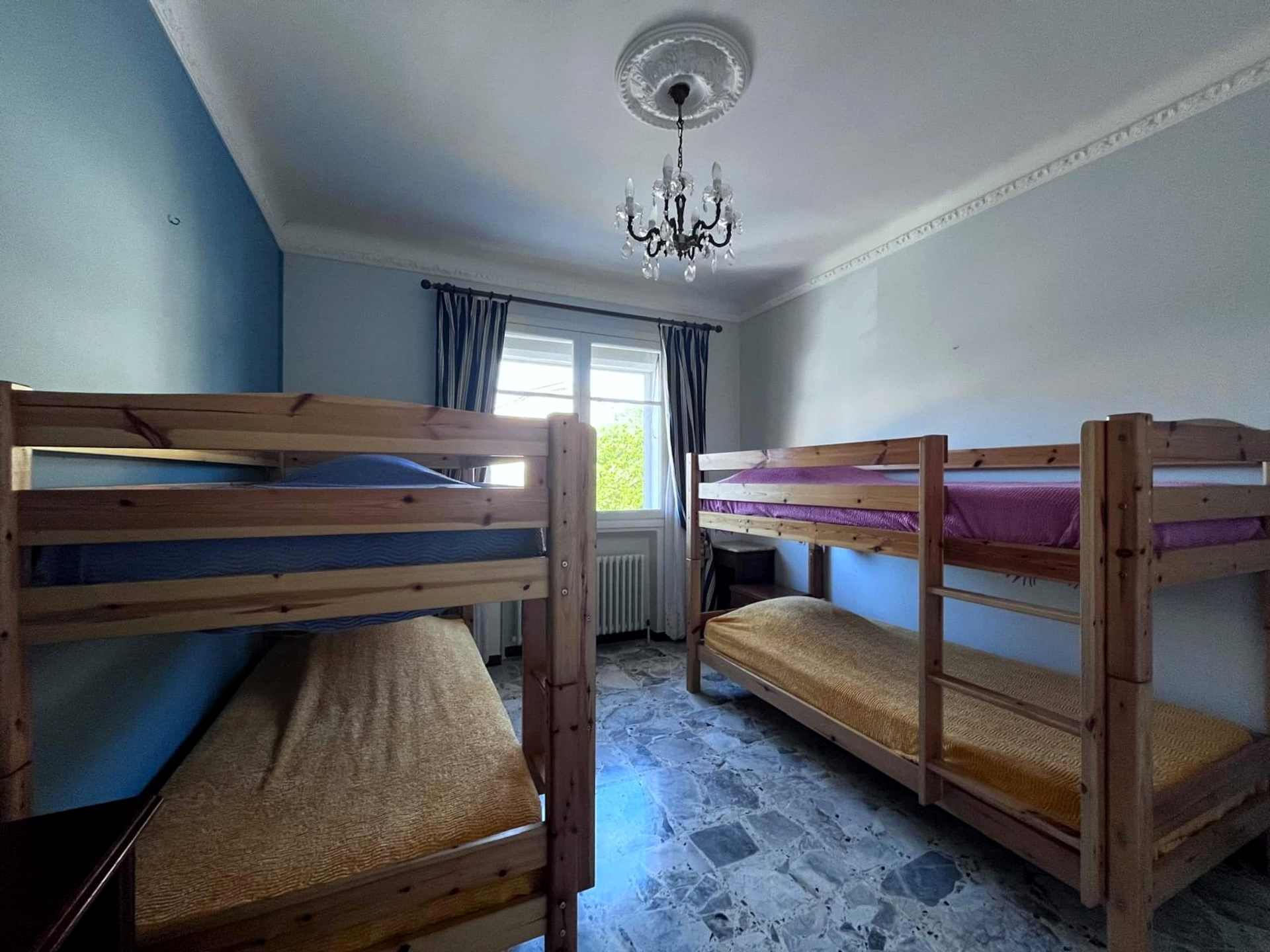 La chambre aux lits superposés.