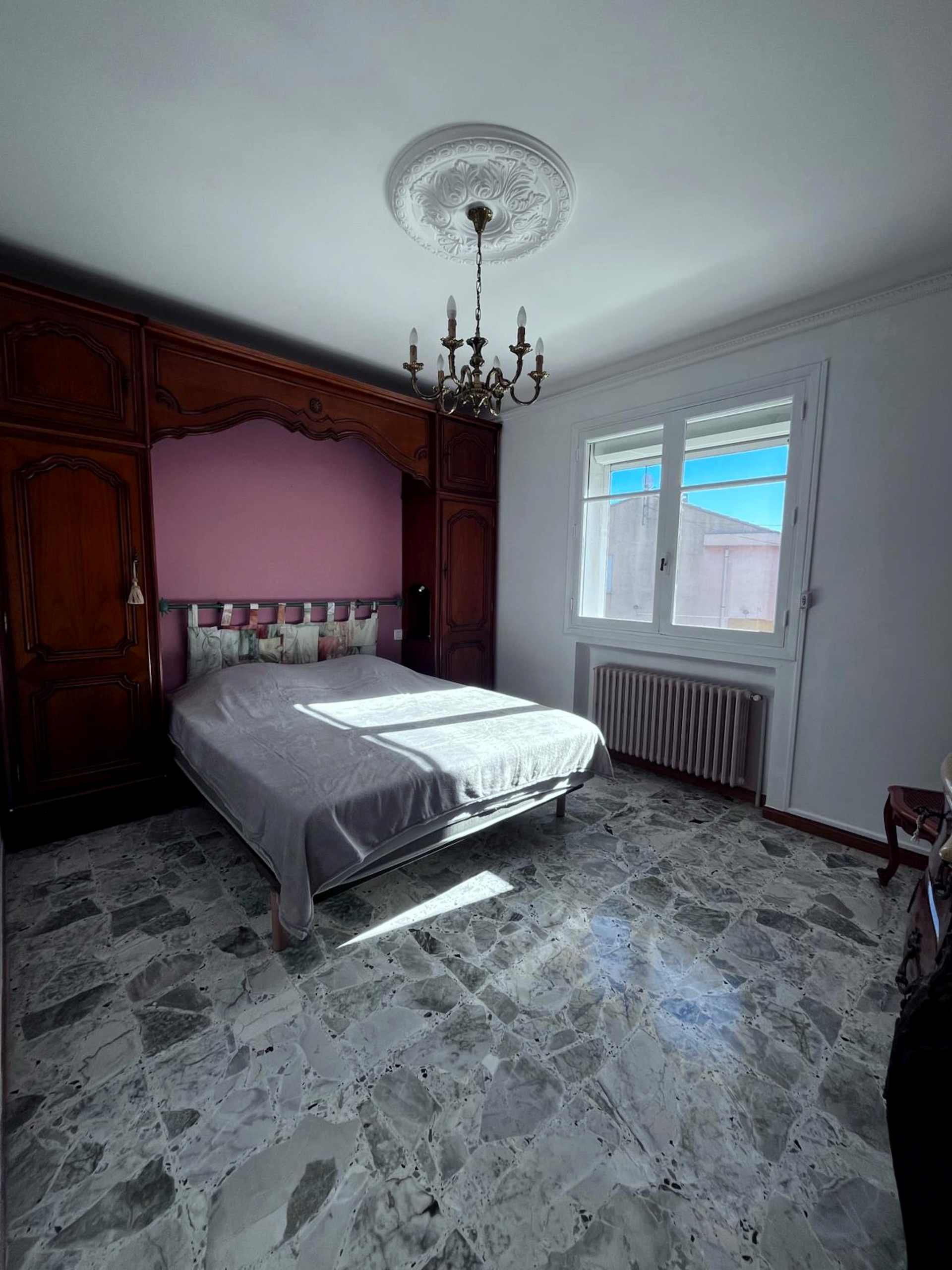 La chambre au lit Queen size.