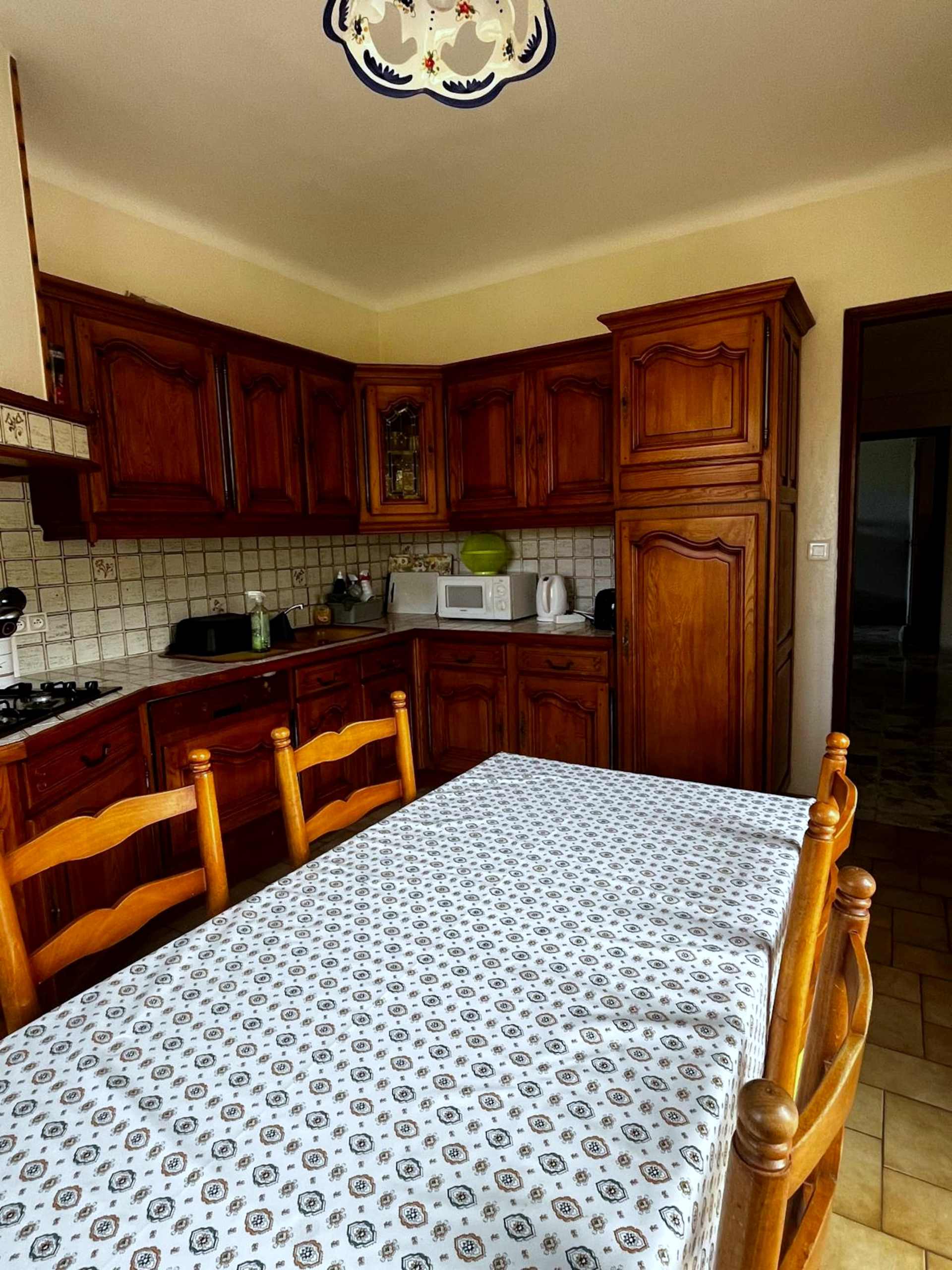 La cuisine, qui donne sur la terrasse du haut.