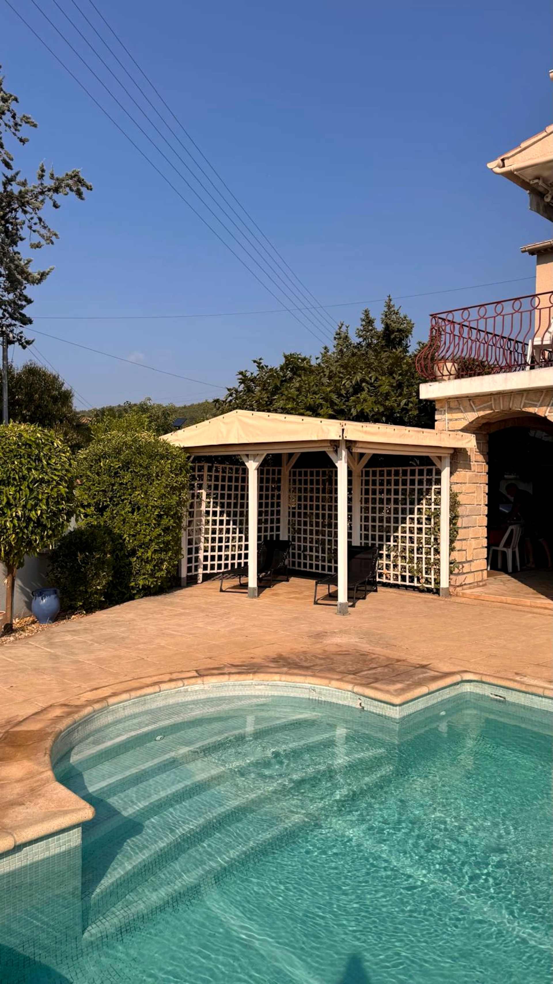 L'espace couvert face à la piscine, l'après-midi.