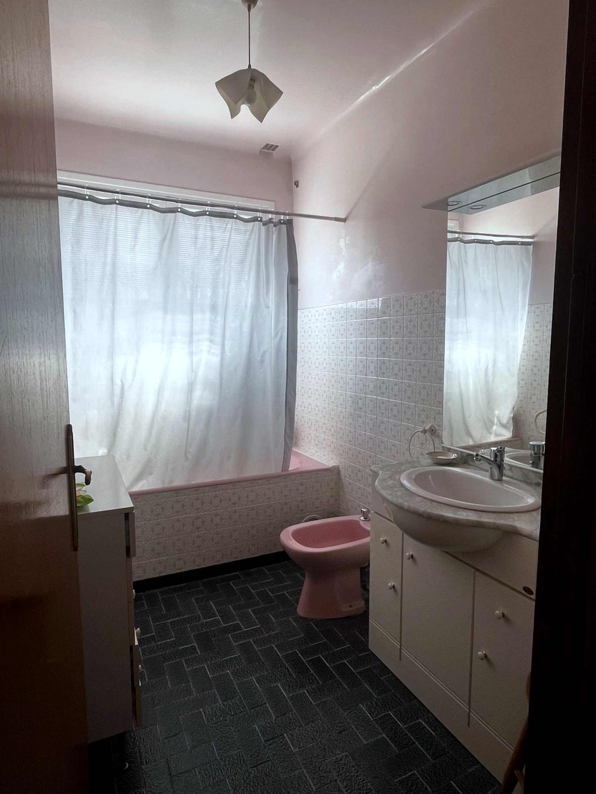 La salle de bain, baignoire et vasque.