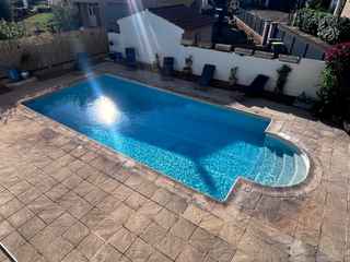 La piscine de 10 par 5 mètres bénéficie d'un ensoleillement toute la journée.