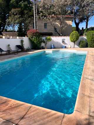 Piscine 5 × 10 m avec plage et bains de soleil. Au soleil du matin jusqu'au soir.